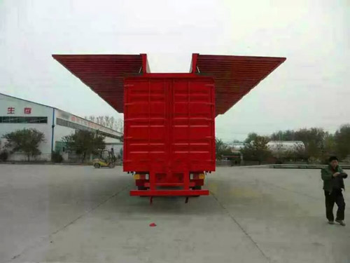 展翼半挂车